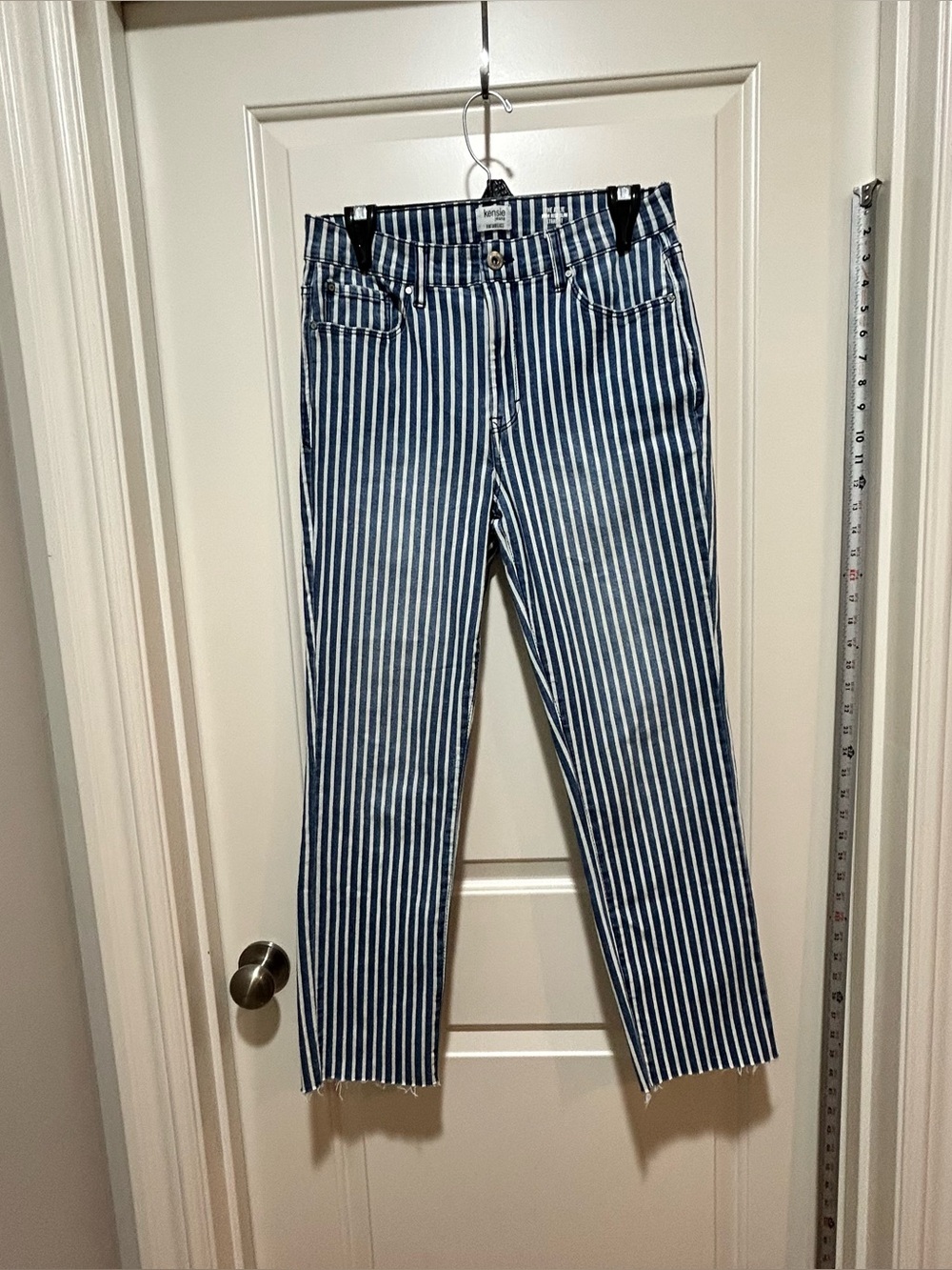 Kensie Jeans women’s size 8/29 Navy & White high rise slim straight Jeans. Cute